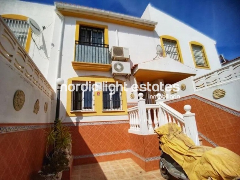 Linda casa adosada a solo 300 metros de la playa en Rincón de la Victoria