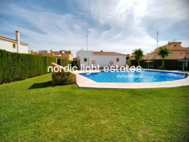 Linda casa adosada a solo 300 metros de la playa en Rincón de la Victoria