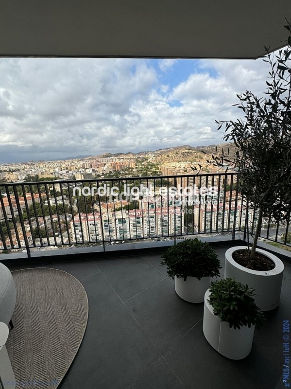 Ático de lujo en la exclusiva Torre de Martiricos en Málaga 