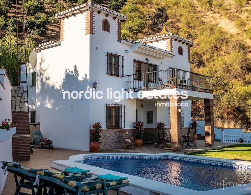 Impressive villa 4 beds, 5 baths + studio in Iznate