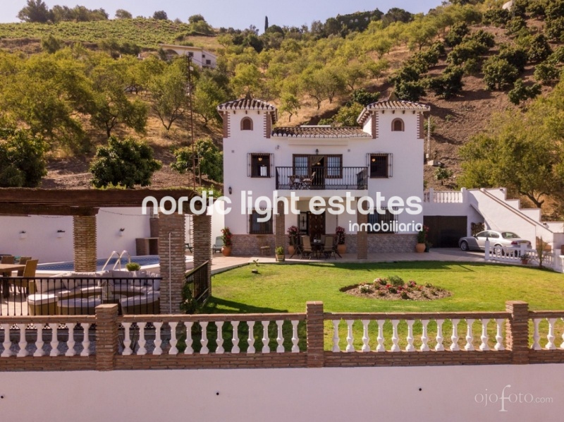 Impressive villa 4 beds, 5 baths + studio in Iznate