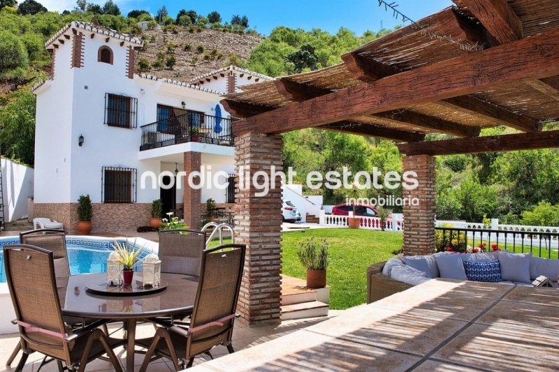 Impressive villa 4 beds, 5 baths + studio in Iznate