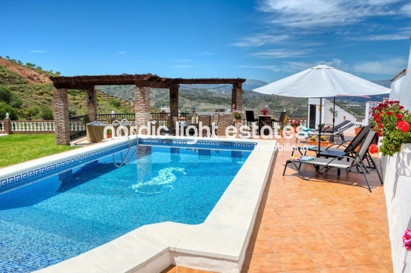 Impressive villa 4 beds, 5 baths + studio in Iznate