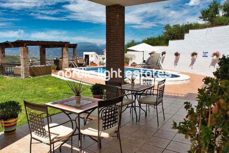 Impressive villa 4 beds, 5 baths + studio in Iznate