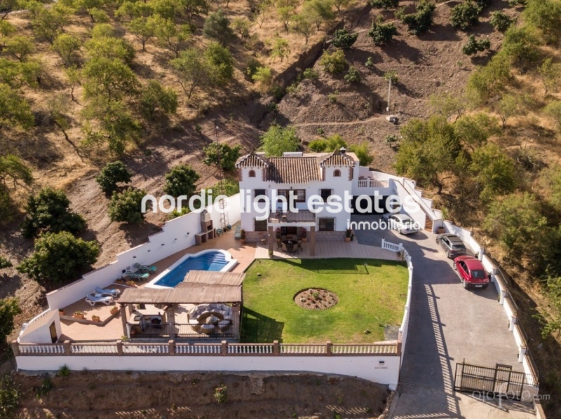 Impressive villa 4 beds, 5 baths + studio in Iznate