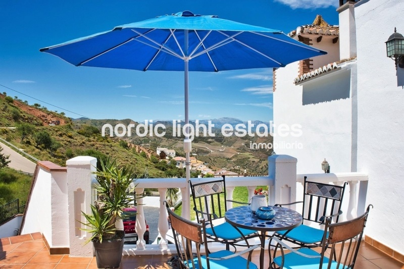 Impressive villa 4 beds, 5 baths + studio in Iznate