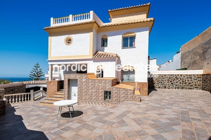 Preciosa casa pareada en la Urbanización Flamingo en Nerja