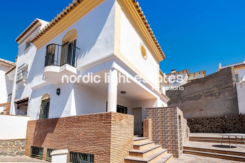 Preciosa casa pareada en la Urbanización Flamingo en Nerja