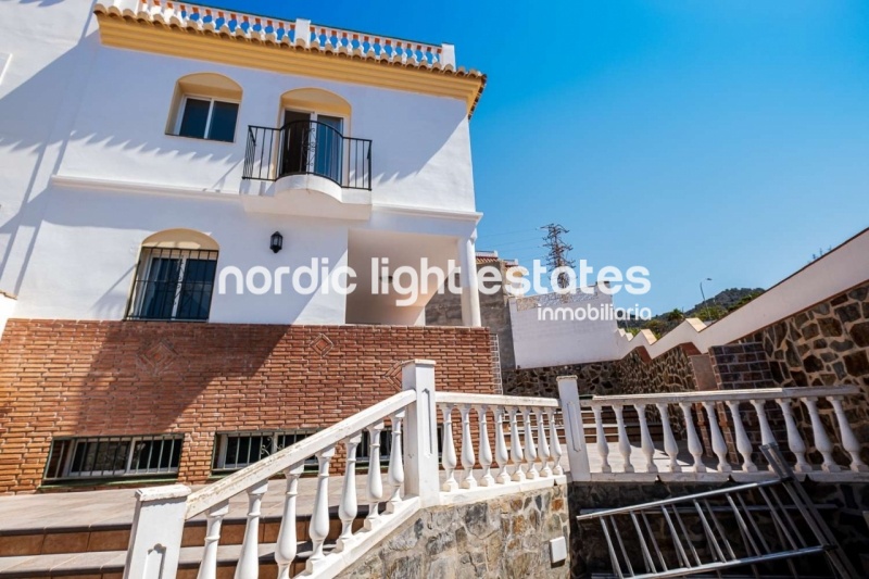 Preciosa casa pareada en la Urbanización Flamingo en Nerja