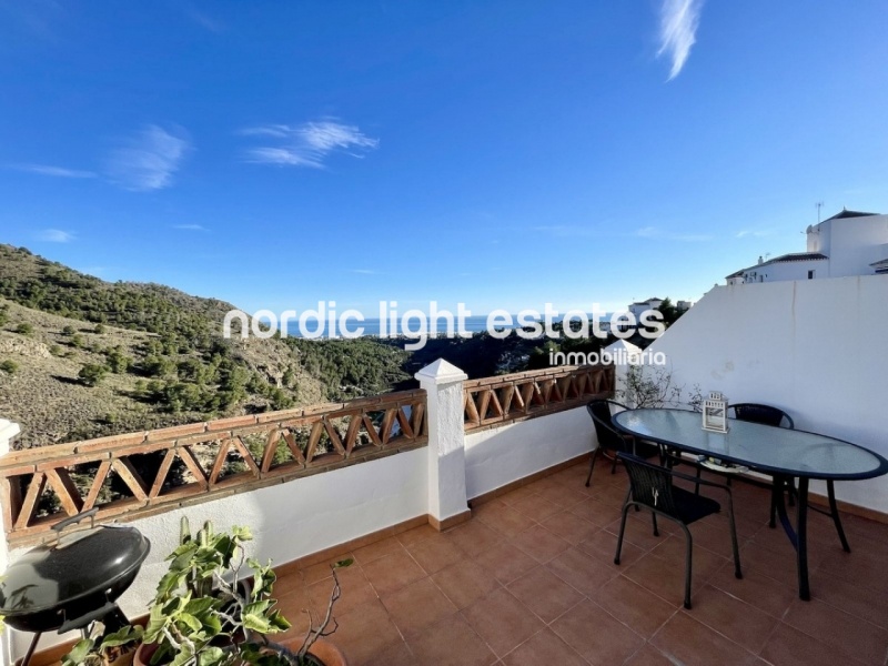 Good sized terraced house with parking space and communal pool in Frigiliana