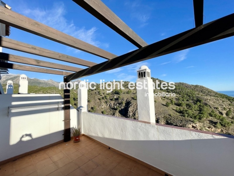 Good sized terraced house with parking space and communal pool in Frigiliana