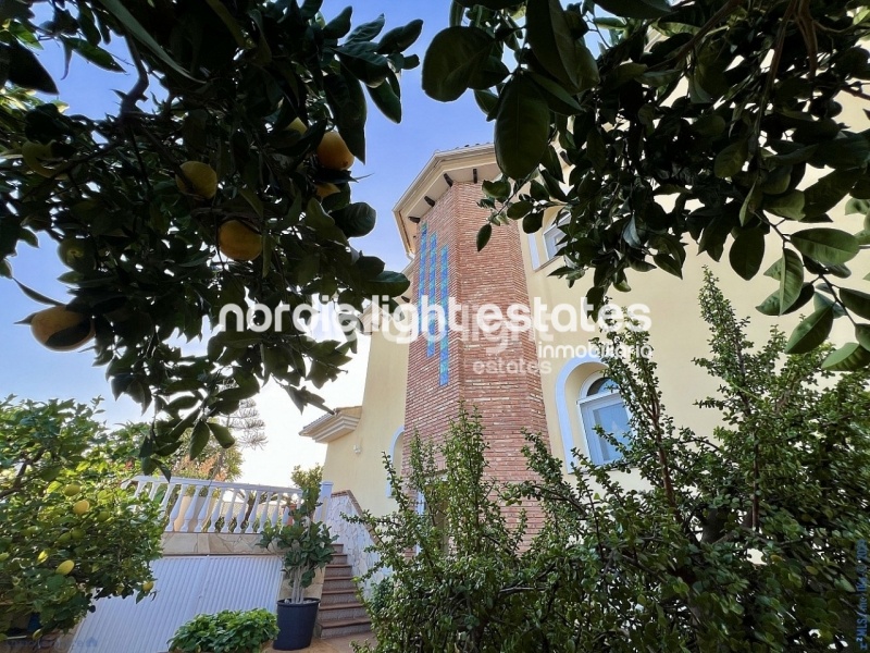 Elegante villa en Torre del Mar, en la prestigiosa urb. El Tomillar