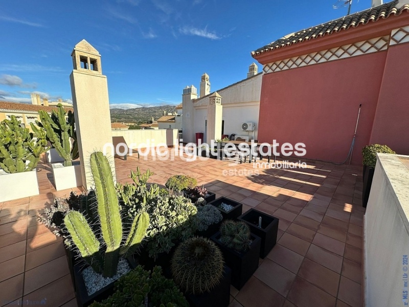 Ático con terraza de 100m2 en Caleta de Vélez, con parking y trastero