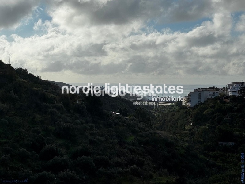 Casa adosada con potencial infinito en Torrox Pueblo