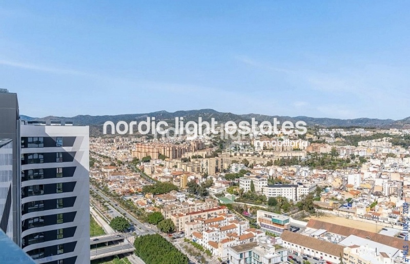 Elegante apartamento en la Torre Norte de Martiricos en Málaga capital