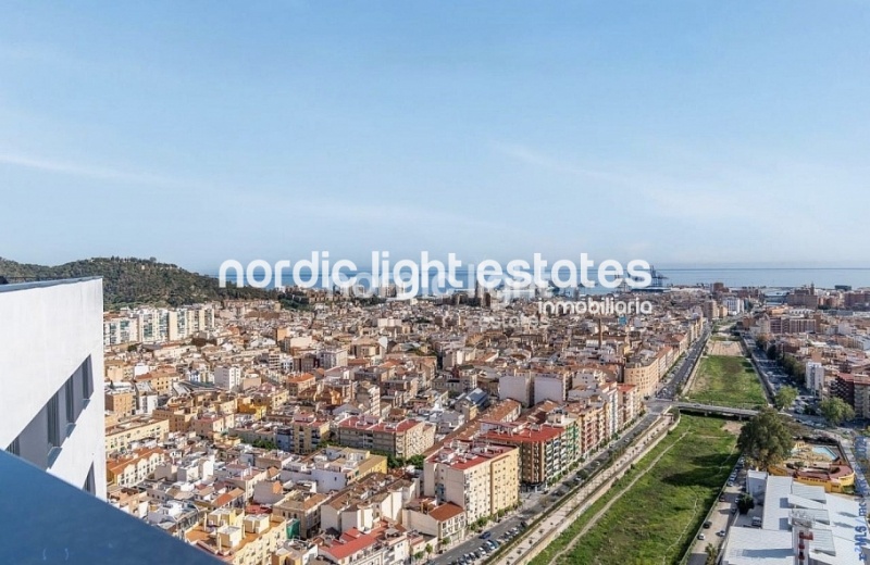 Elegante apartamento en la Torre Norte de Martiricos en Málaga capital