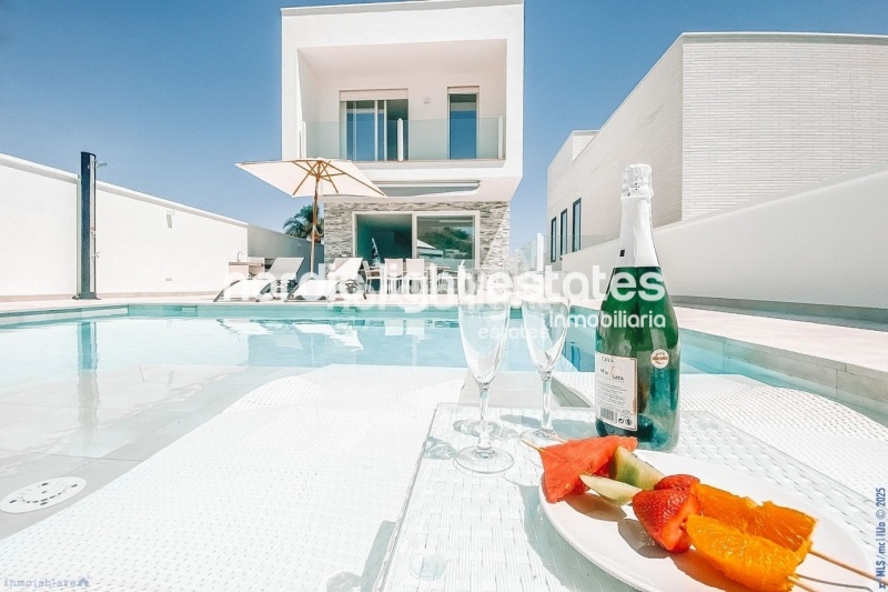 Contemporary style, comfort, prime location in Nerja