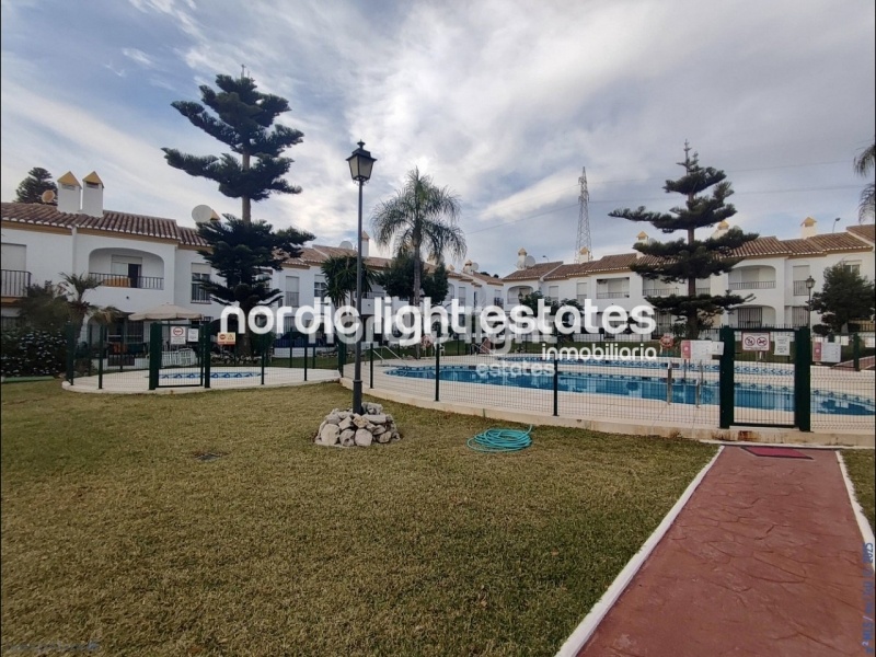 Bonita casa adosada de 4 dormitorios y 3 baños en Caleta de Vélez 