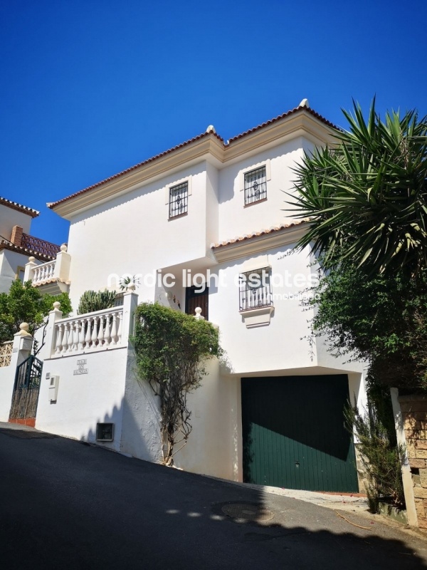 Amplia villa con piscina y vistas al mar en Torrox Costa