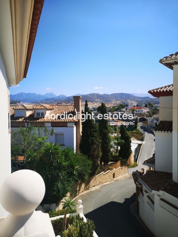 Amplia villa con piscina y vistas al mar en Torrox Costa