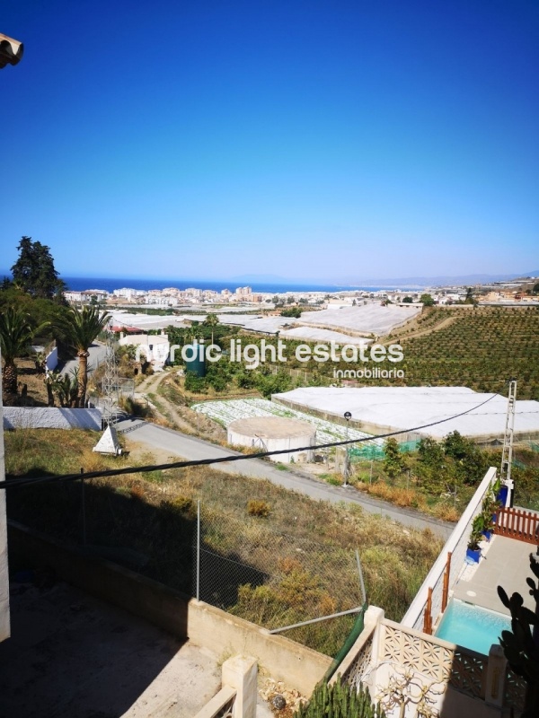 Amplia villa con piscina y vistas al mar en Torrox Costa