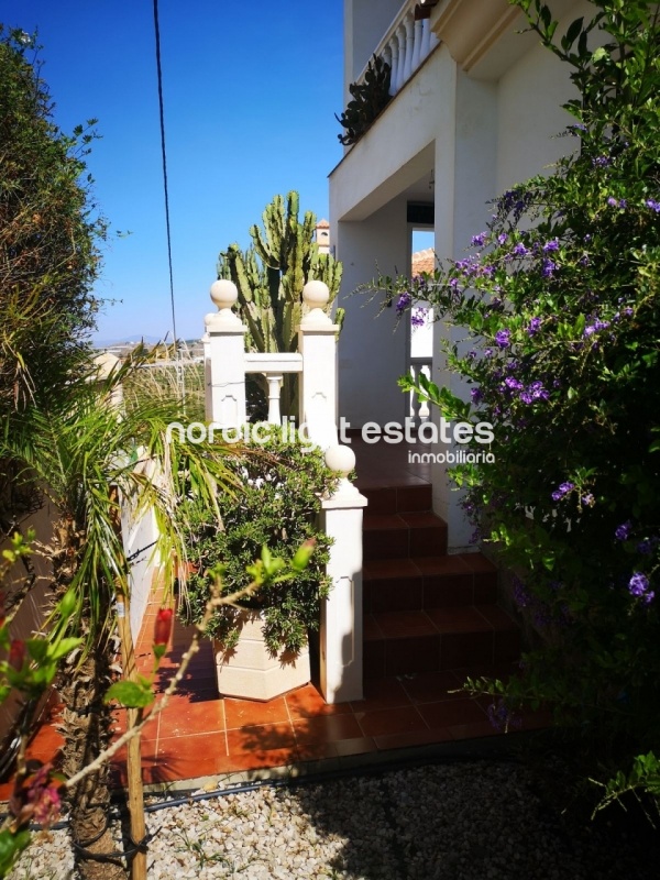 Amplia villa con piscina y vistas al mar en Torrox Costa