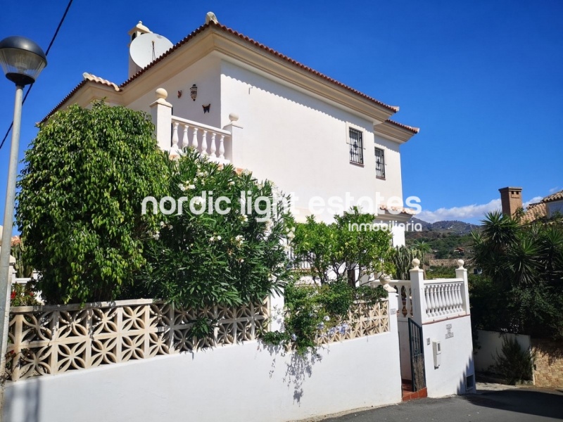 Amplia villa con piscina y vistas al mar en Torrox Costa