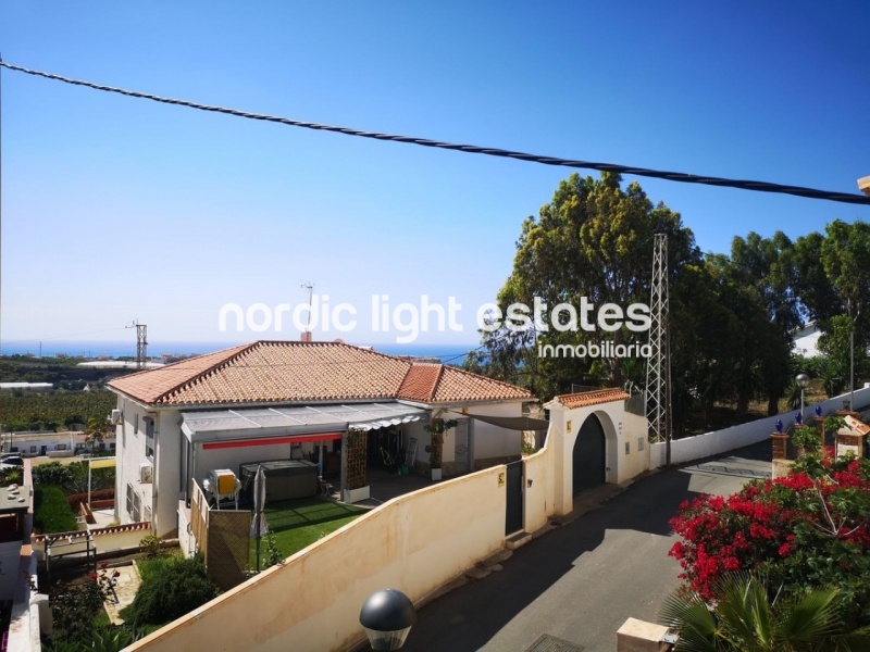 Amplia villa con piscina y vistas al mar en Torrox Costa