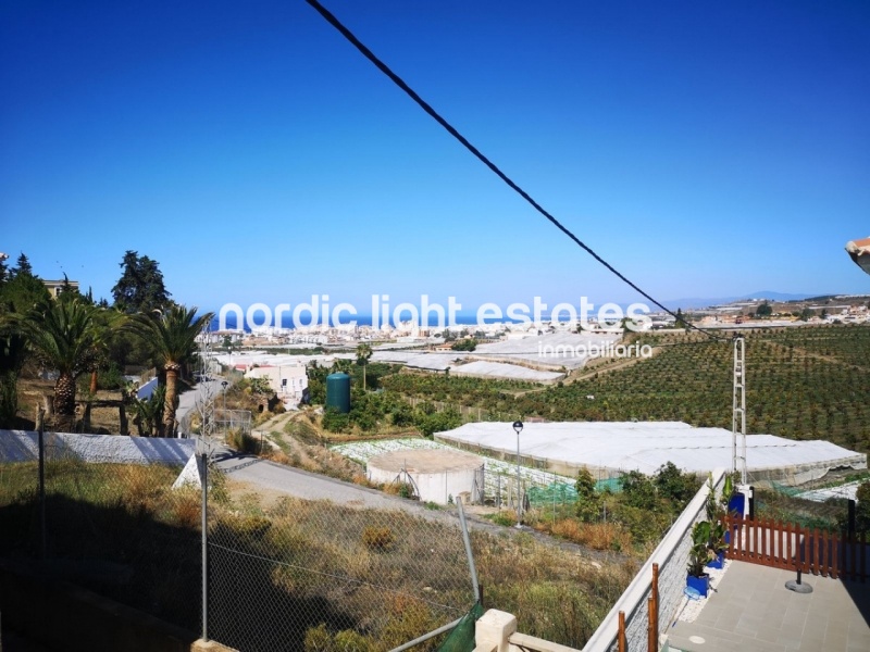 Amplia villa con piscina y vistas al mar en Torrox Costa