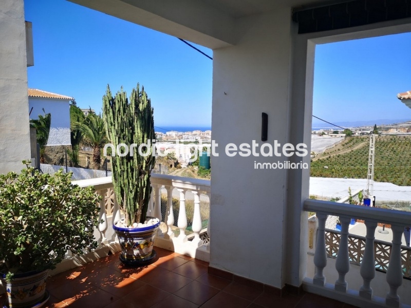 Amplia villa con piscina y vistas al mar en Torrox Costa