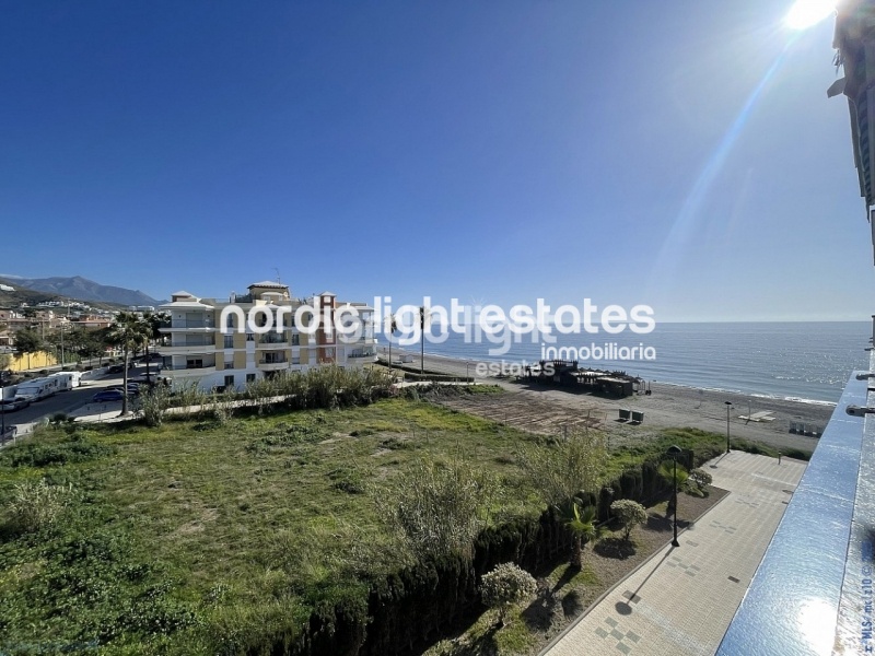 Espectacular apartamento en primera línea de la playa en Torrox Costa