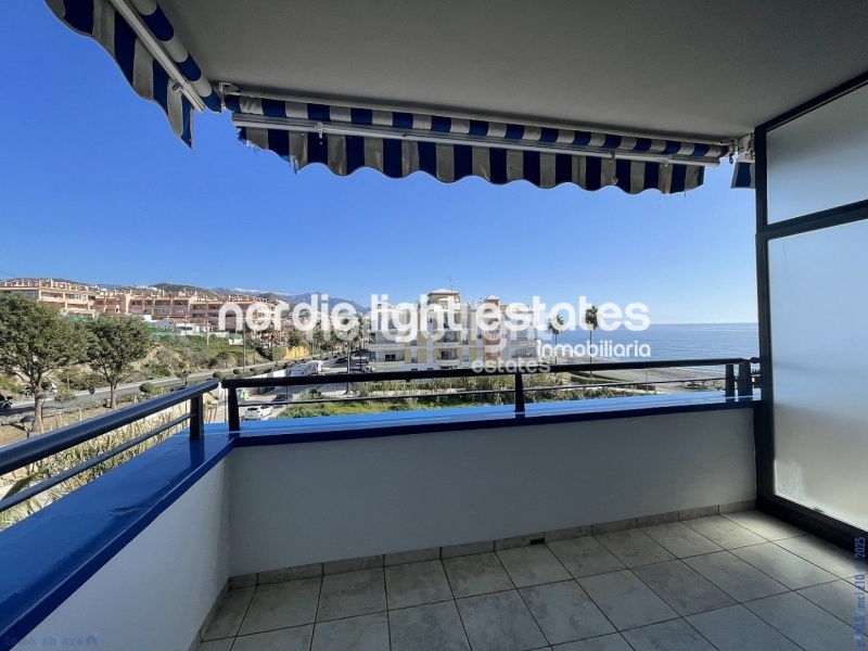 Espectacular apartamento en primera línea de la playa en Torrox Costa