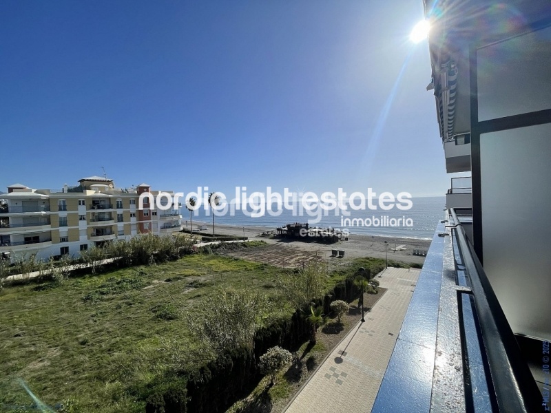 Espectacular apartamento en primera línea de la playa en Torrox Costa