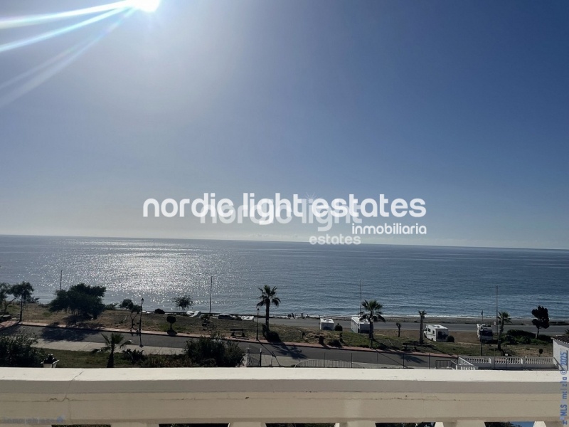 Gran casa adosada frente al mar con amplia cochera en Torrox Costa