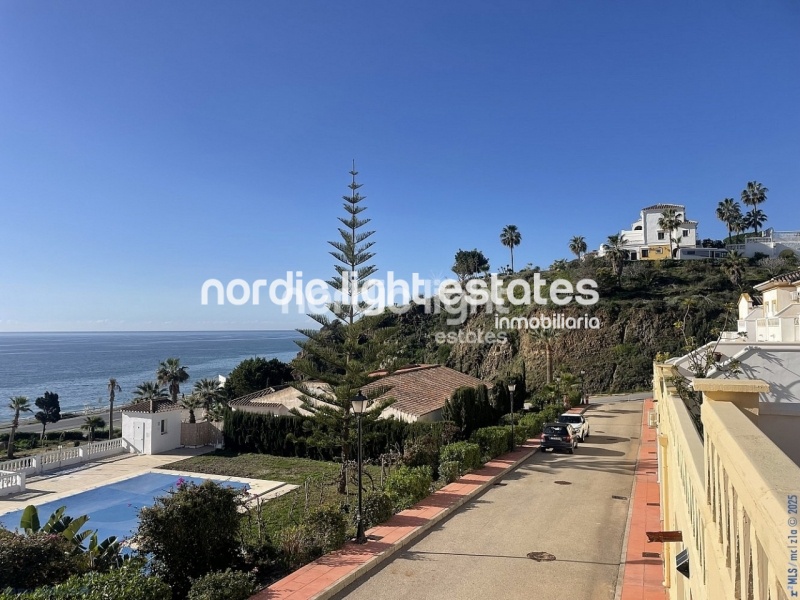 Gran casa adosada frente al mar con amplia cochera en Torrox Costa