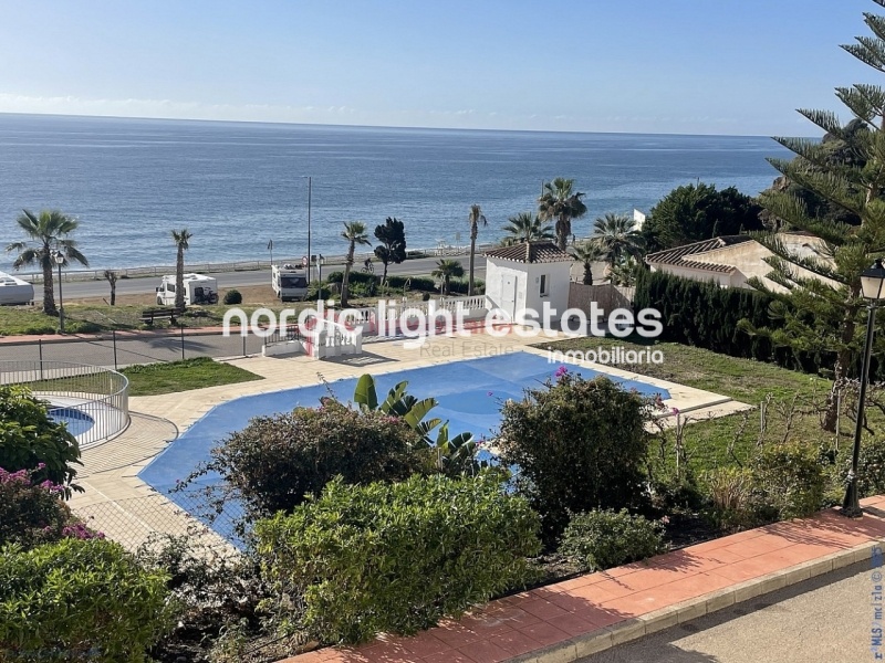 Gran casa adosada frente al mar con amplia cochera en Torrox Costa