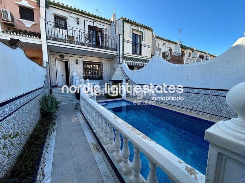 Gran casa adosada 5 dormitorios con piscina privada y cochera