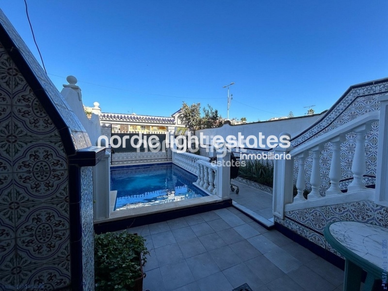 Gran casa adosada 5 dormitorios con piscina privada y cochera