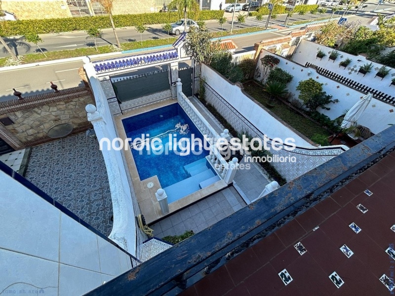 Gran casa adosada 5 dormitorios con piscina privada y cochera