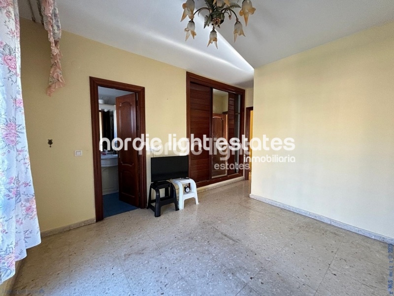 Gran casa adosada 5 dormitorios con piscina privada y cochera