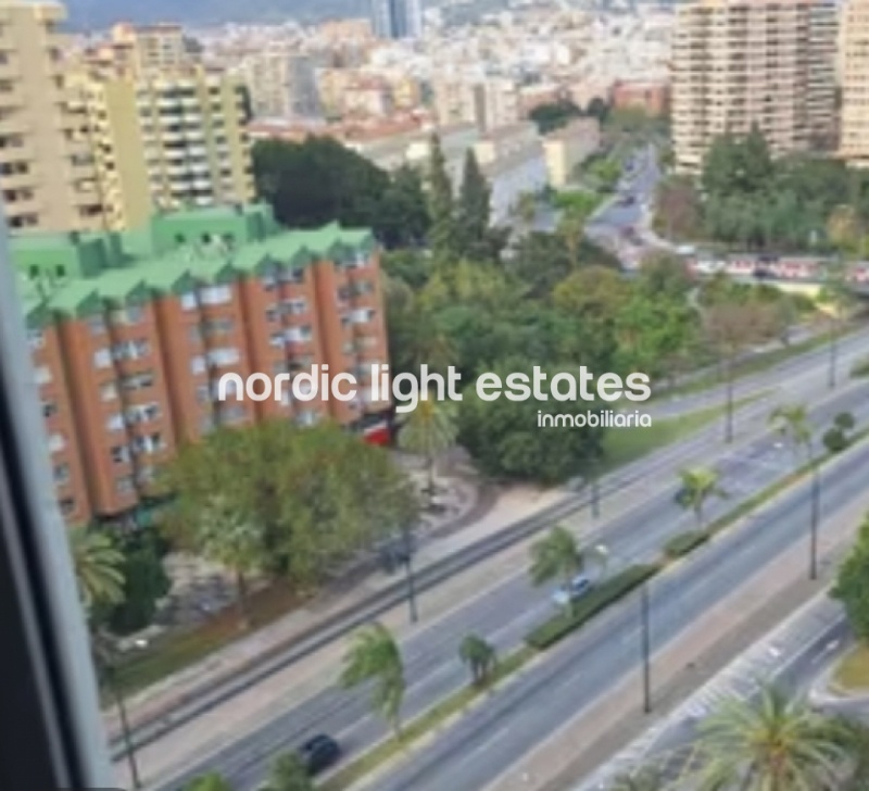 Piso muy grande con parking y trastero en Avenida Andalucía en Málaga