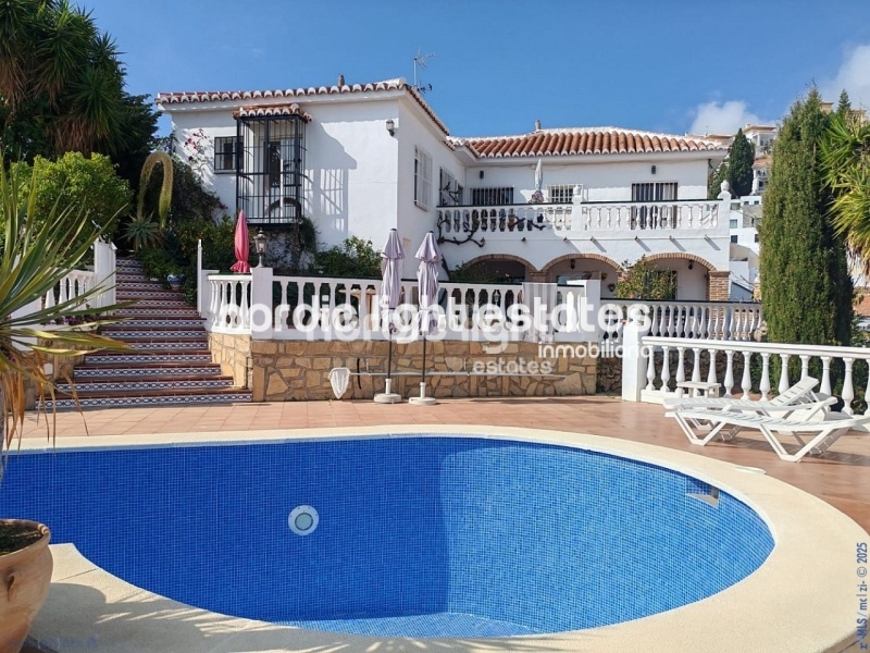 Propiedades similares Impresionante villa en Nerja, 5 dormitorios. 